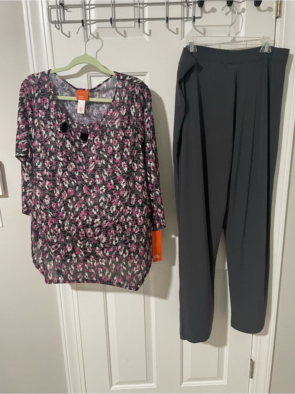 Women's  hearts of palm  lg Floral Blouse & gray Susan graver  Pants Set